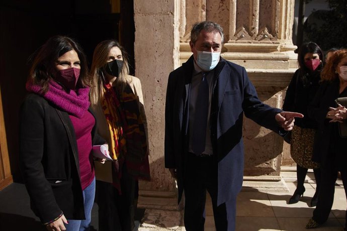 La portavoz del Grupo Parlamentario Socialista, Ángeles Férriz, junto al Senador, Juan Espadas, durante la Sesión Plenaria Extraordinaria el Parlamento de Andalucía, a 28 de enero de 2022 en Sevilla (Andalucía, España)