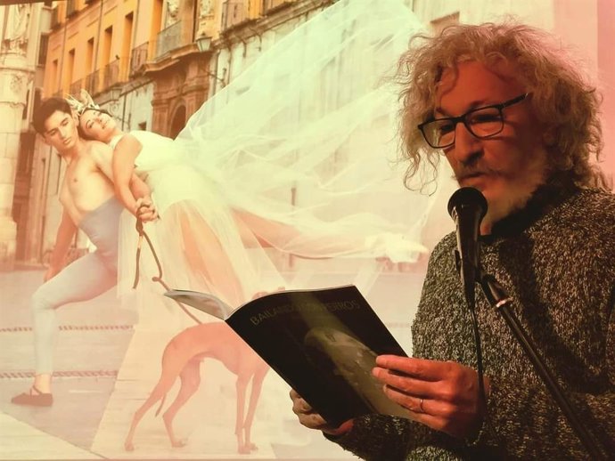 El poeta Antoni Sanchiz en la lectura del libro 'Bailando con Perros'