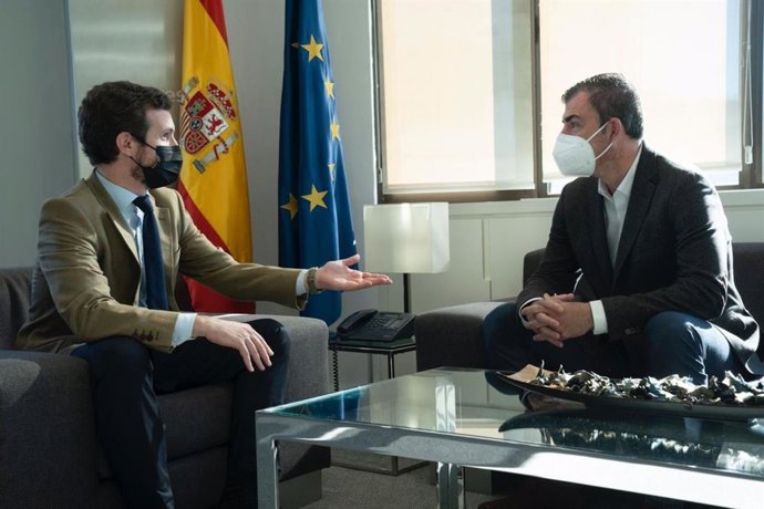 El presidente del PP, Pablo Casado, y el presidente del PP en Canarias, Manuel Domínguez