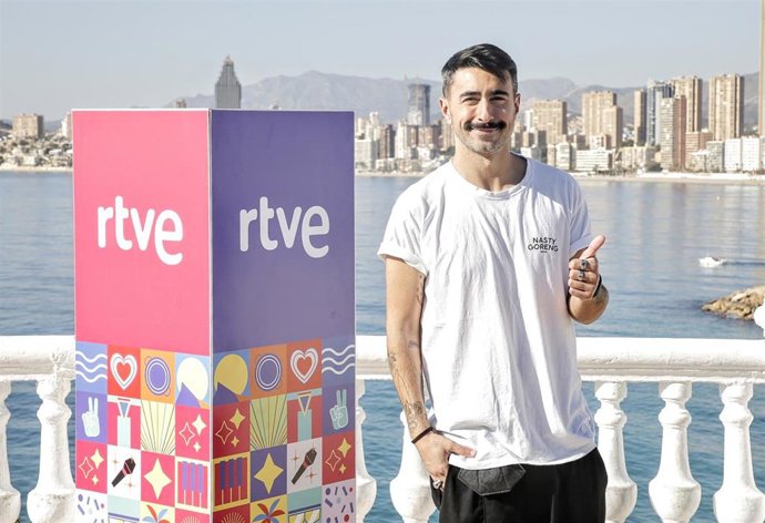 Rayden posa en una rueda de prensa tras la celebración de la segunda semifinal del Benidorm Fest 2022