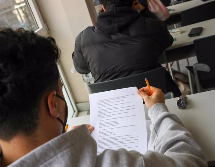 Un alumno ante un examen, foto de recurso