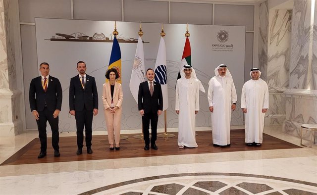 Las delegaciones andorrana y emiratí posando para la fotografia oficial.