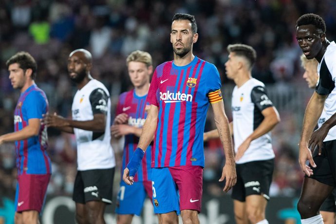 Archivo - Sergio Busquets of FC Barcelona looks on during the spanish league, La Liga Santander, football match played between FC Barcelona and Valencia at Camp Nou stadium on October 17, 2021, in Barcelona, Spain.