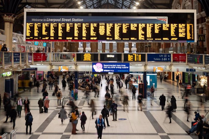 27 January 2022, United Kingdom, London: Commuters are seen at Liverpool Street station after Plan B measures are lifted in England. Face coverings will no longer be mandatory in any setting, and the NHS Covid Pass will no longer be compulsory for entry
