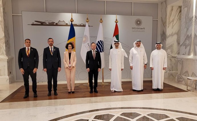 Les delegacions andorrana i emiratí posant per la fotografia oficial.