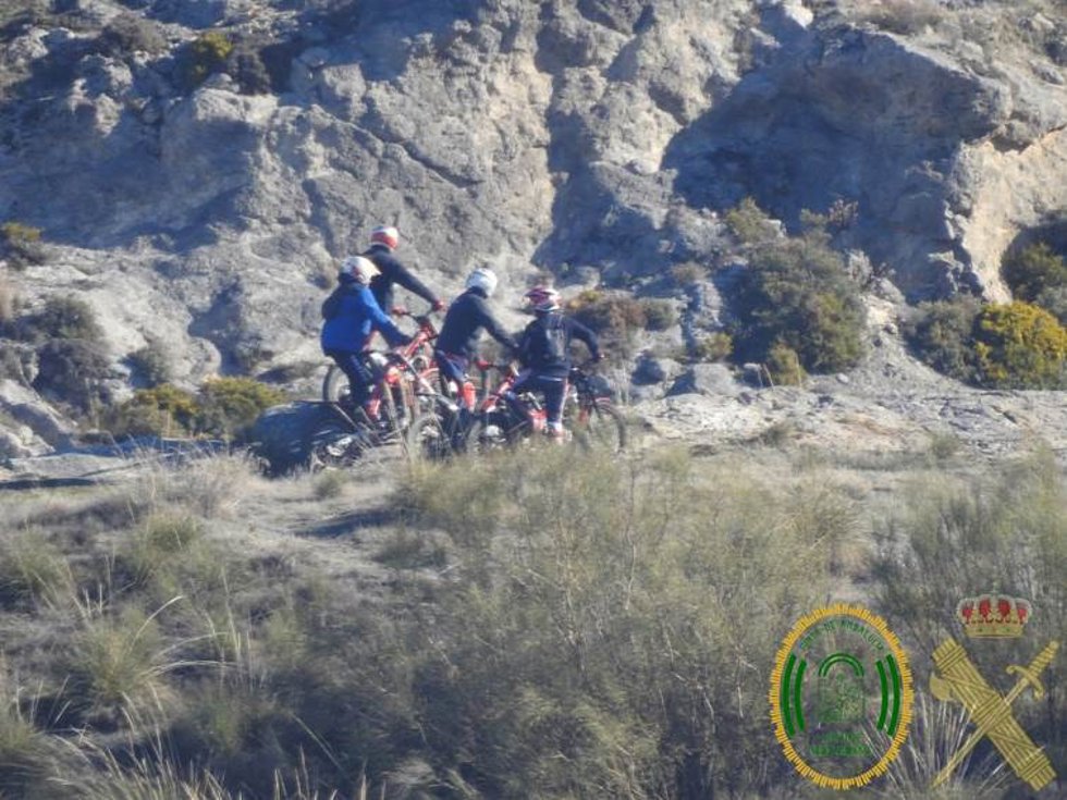 Motoristas en el espacio natural de Sierra Nevada