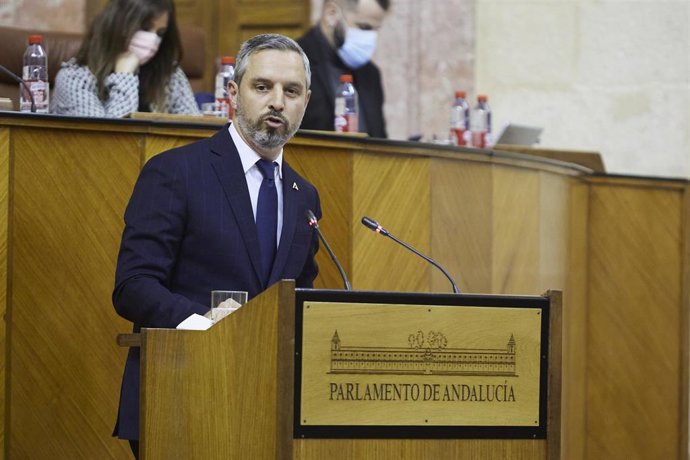 El consejero de Hacienda, Juan Bravo, este viernes en su comparecencia ante el Pleno extraordinario del Parlamento de Andalucía.