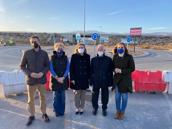 La consejera de Fomento visita las obras de una rotonda de Roquetas de Mar (Almería).
