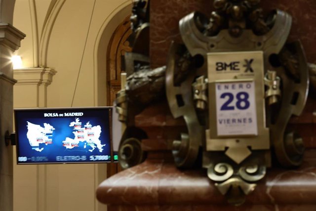 Valores del Ibex 35 junto a un calendario del día de hoy, en el Palacio de la Bolsa, a 28 de enero de 2022, en Madrid (España).