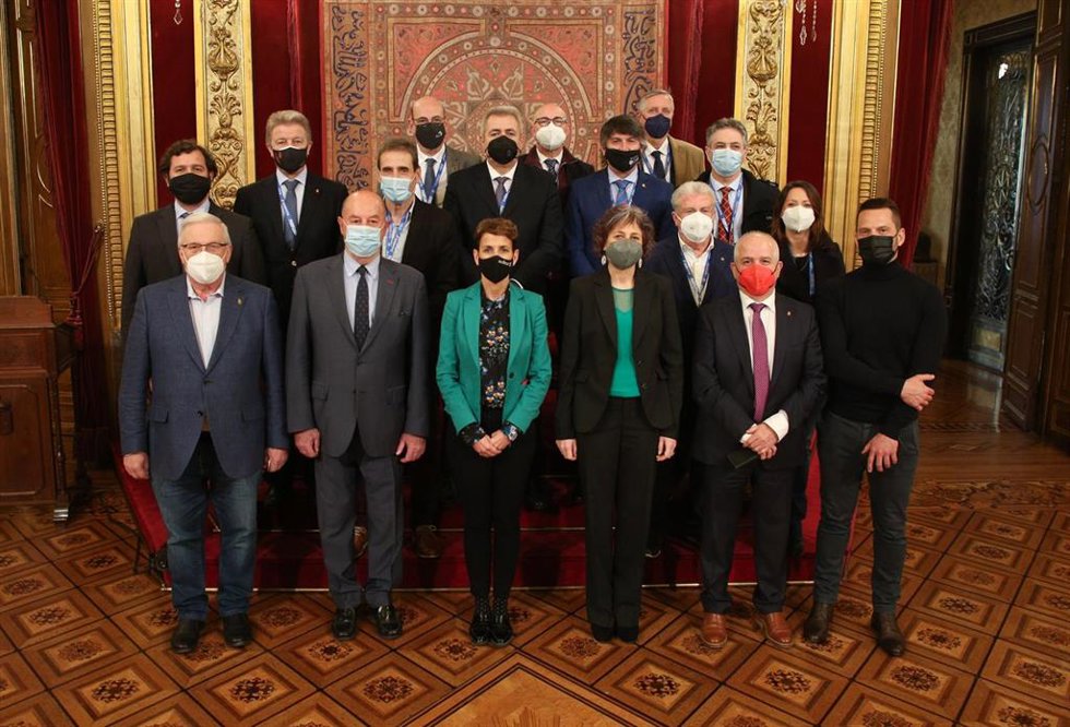 La delegación de kárate posa con la presidenta Chivite, responsables del Departamento de Cultura y la empresa NICDO en el Salón del Trono del Palacio de Navarra