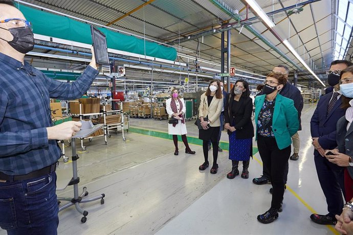 La presidenta Chivite en un momento de la visita a la planta de Schneider Electric