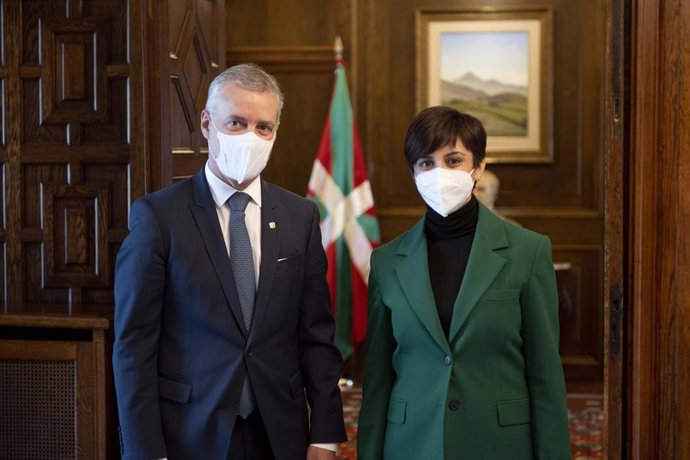 El Lehendakari, Iñigo Urkullu, y la ministra de Política Territorial, Isabel Rodríguez, en una reunión en el Palacio de Ajuria Eenea en Vitoria, Euskadi