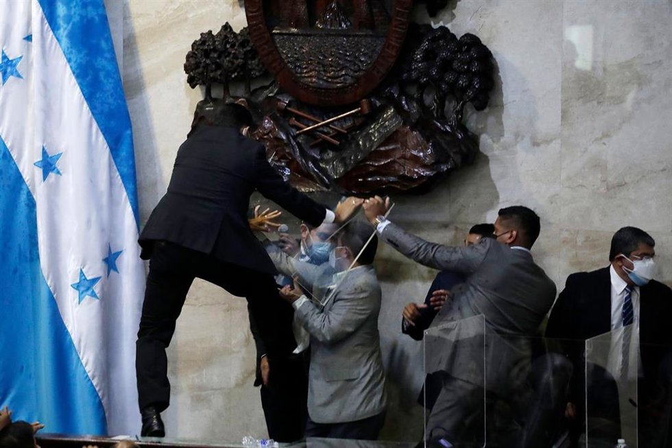 Bronca en el Congreso de Honduras.