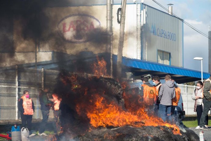 Archivo - Una hoguera durante una acción sindical ante la planta de Larsa para exigir unos "precios justos" para la producción de leche, a 16 de noviembre de 2021, en Robra, Outeiro de Rei, Lugo, Galicia, (España). Apoyados por el sindicato Unións Agrar