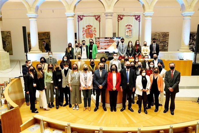 Foto de familia del torneo debate celebrado en el Parlamento riojano