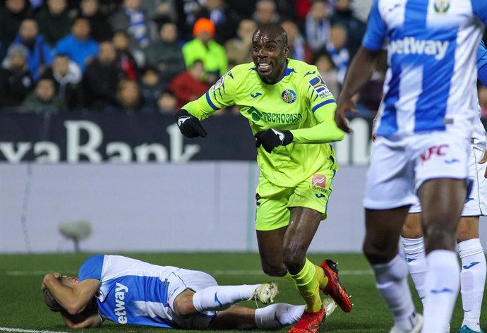 Archivo - Allan Nyom, en su etapa como jugador del Getafe, celebra un gol marcado en Butarque en la temporada 2019-20