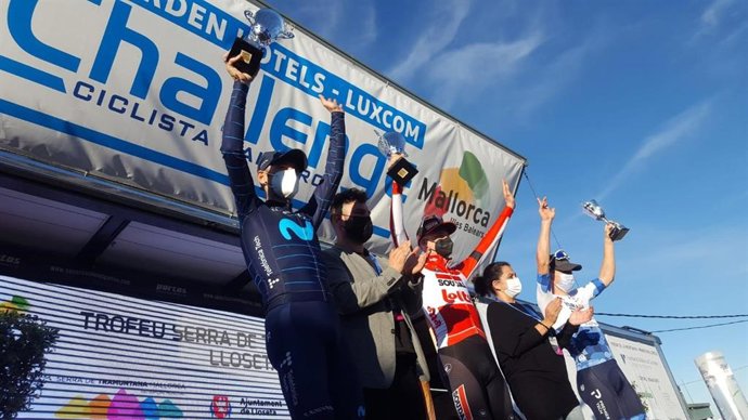 La consellera insular del Territorio, Maria Antnia Garcías, y el director insular de Territorio, Miquel Vadell, asisten al Trofeo Serra de Tramuntana de la challenge ciclista Mallorca.