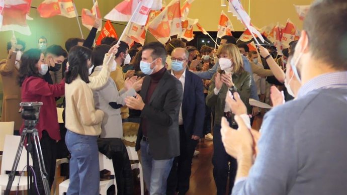 El secretario general del PSOECyL y candidato a la Presidencia de la Junta, Luis Tudanca, y la ministra de Educación, Pilar Alegría, a su llegada al centro Lienzo Norte, en Ávila.