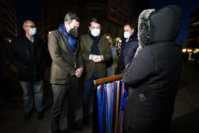 El presidente de la Junta de Andalucía, Juanma Moreno (i) y el candidato del PP a la Presidencia de la Junta de Castilla y León, Alfonso Fernández Mañueco (d), pasean por las calles de Salamanca.