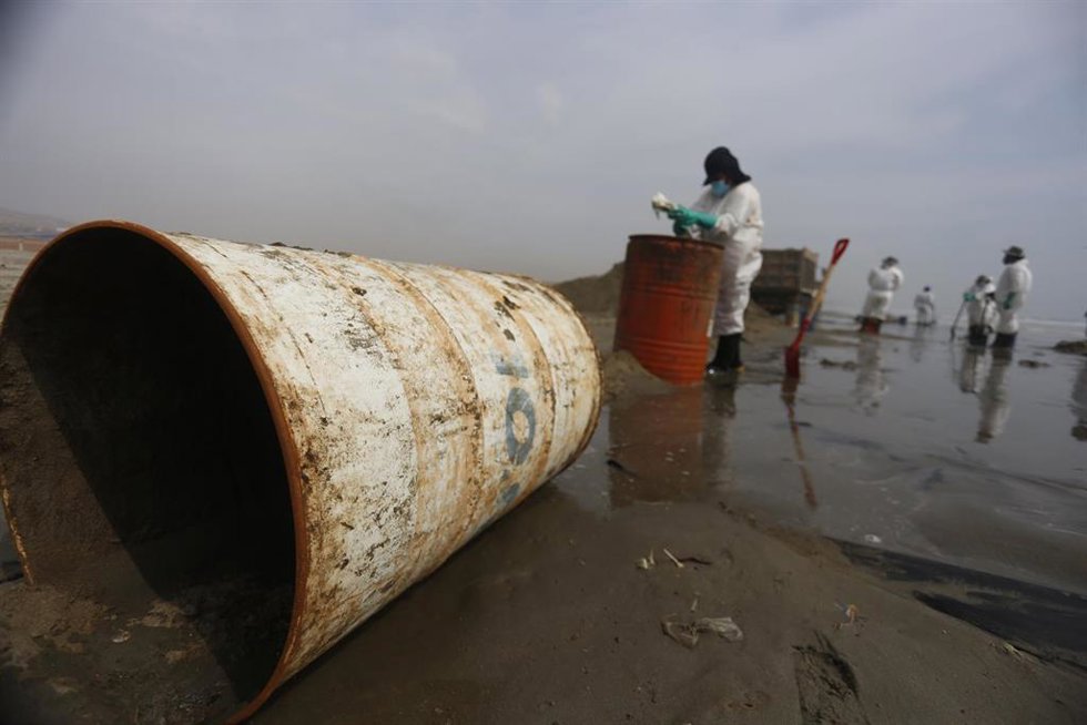 Barriles de petróleo en las costas de Perú