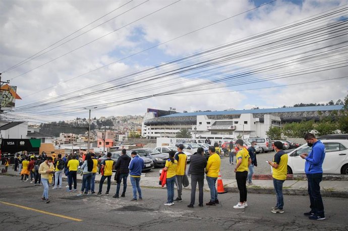 Archivo - Imagen de archivo de aficionados a la selección ecuatoriana de fútbol guardando cola para acceder a un estadio