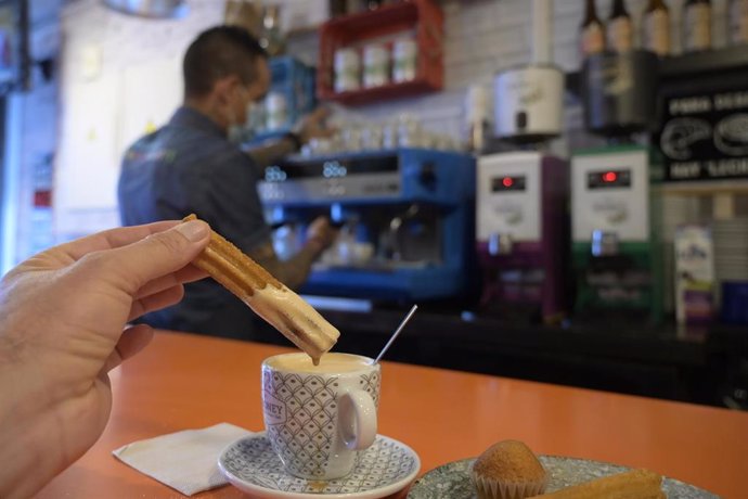 Archivo - Una barra de un bar coruñés el día en que reabren las barras de los establecimientos de hostelería por primera vez en la pandemia del coronavirus en Galicia, a 15 de septiembre de 2021