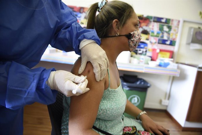 Una mujer recibe una dosis de la vacuna china Sinovac contra la COVID-19.