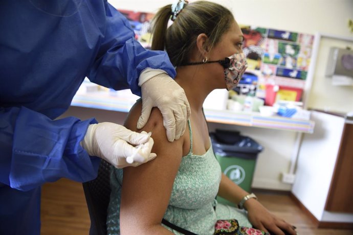 Una mujer recibe una dosis de la vacuna china Sinovac contra la COVID-19.