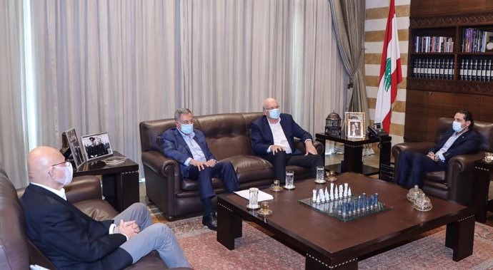 Archivo - HANDOUT - 25 July 2021, Lebanon, Beirut: (L-R)Former Prime Ministers of Lebanon  Tammam Salam, Fouad Siniora, Najib Mikati, and Saad Hariri meet at the Government Palace. The Club of Former Prime Ministers has nominated former Prime Minister 