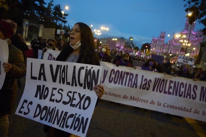 Archivo - Una persona sostiene una pancarta en una manifestación convocada por Movimiento Feminista contra la violencia machista, a 25 de noviembre de 2021, en Madrid, (España). Como cada 25 de noviembre, Día Internacional contra la Violencia contra las
