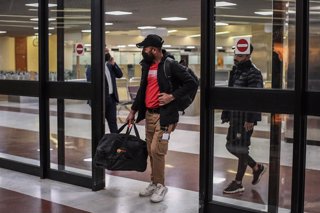 Archivo - A man arrives at the Baghdad International Airport on board a repatriation flight that was sent by the Iraqi government to pick up migrants who were stranded for weeks on Belarus' border with EU member state Poland. Photo: Ameer Al Mohammedaw/dp