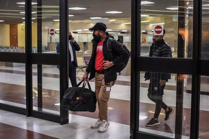 Archivo - A man arrives at the Baghdad International Airport on board a repatriation flight that was sent by the Iraqi government to pick up migrants who were stranded for weeks on Belarus' border with EU member state Poland. Photo: Ameer Al Mohammedaw/