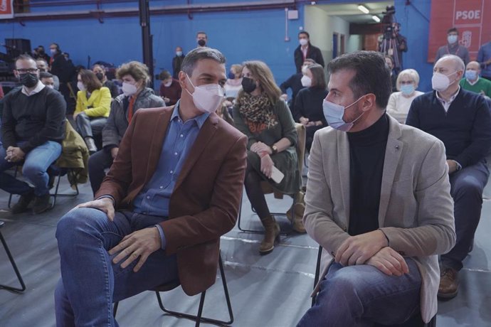 El presidente del Gobierno, Pedro Sánchez, y el secretario general del PSOE de Castilla y León, Luis Tudanca.