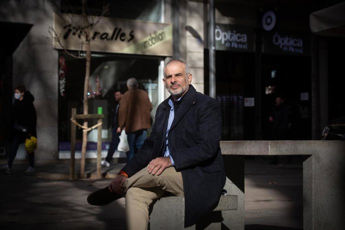 Archivo - El líder de Cs en Catalunya, Carlos Carrizosa, posa tras una entrevista con Europa Press, a 29 de diciembre de 2021, en Barcelona, Cataluña, (España). 