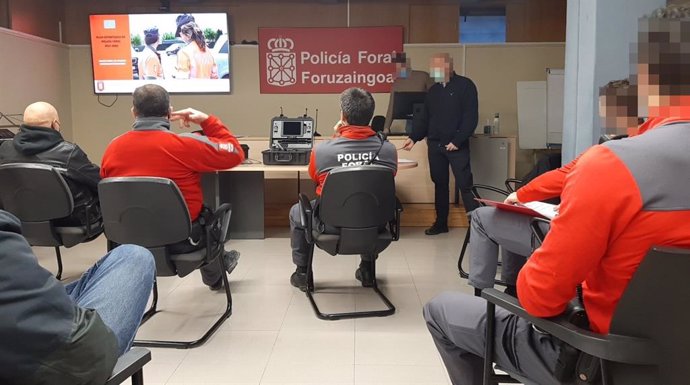 Momento de la formación en el uso del detector de drones