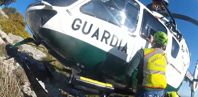 Helicóptero de la Guardia Civil y un agente del Greim participan en el rescate de un hombre en Valldemossa.