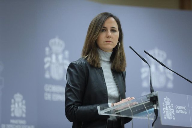 La ministra de Derechos Sociales y Agenda 2030, Ione Belarra, comparece antes de reunirse con colectivos que defienden el derecho a la vivienda, en el Ministerio de Derechos Sociales y Agenda 2030, a 26 de enero de 2022, en Madrid (España).