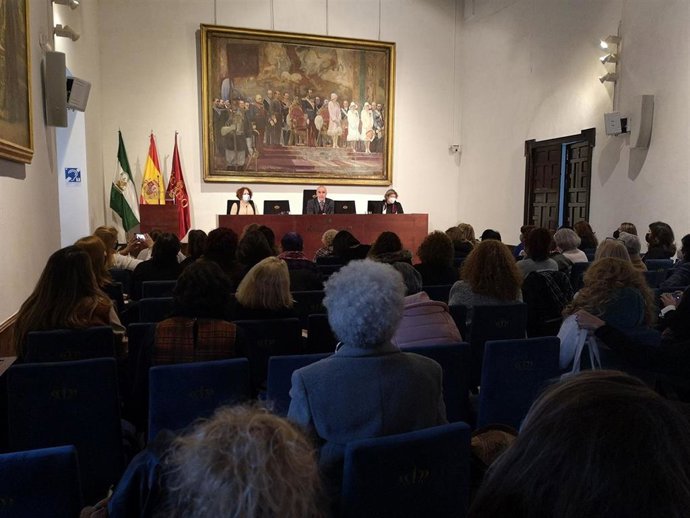 Encuentro del alcalde de Sevilla en el alcázar con mujeres