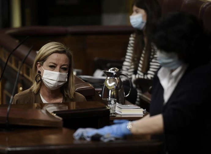 Archivo - La diputada de Coalición Canaria, Ana Oramas, se dispone a intervenir en una sesión plenaria en el Congreso de los Diputados, a 13 de mayo de 2021, en Madrid, (España). El pleno estará marcado, entre otras cuestiones, por el debate y votación 
