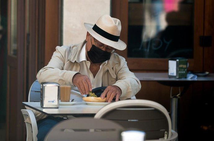 Archivo - Consumidores de terrazas, bares y cafeterías de Málaga portan sus mascarillas ante la obligatoriedad  por parte de la Junta de Andalucía de ponérselas  mientras no se esté consumiendo. Málaga a 26 de octubre 2020