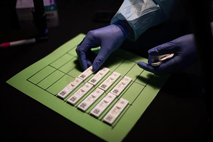 Archivo - Aragón notifica 3.364 casos de COVID-19, un fallecido en las últimas 24 horas.