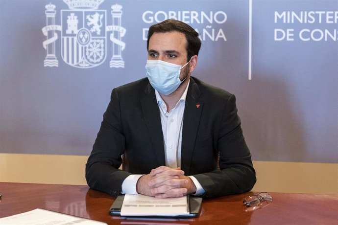 El ministro de Consumo, Alberto Garzón, durante una reunión con representantes de colectivos de ganadería extensiva, en la sede de su ministerio, a 20 de enero de 2022, en Madrid (España). 