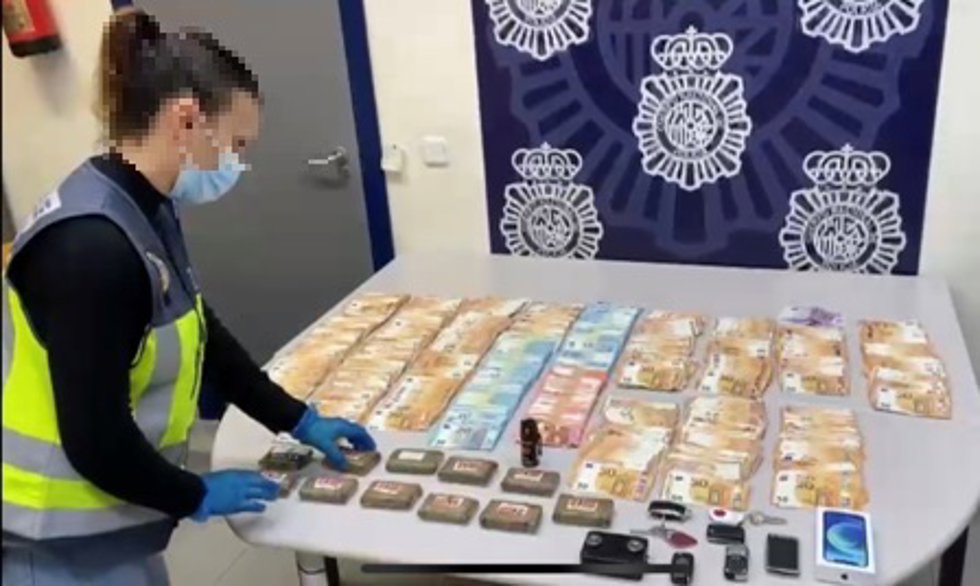 Material incautado en el registro de la vivienda en Estepona