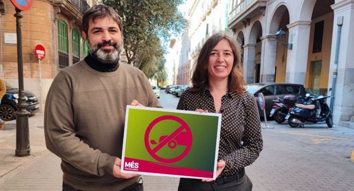 El diputado y portavoz parlamentario adjunto de MÉS, Josep Ferr, y la regidora de Cort y candidata de MÉS a la alcaldía de Palma, Neus Truyol, piden prohibir la publicidad de los coches contaminantes.