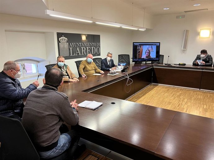 El Vicepresidente Y Consejero De Universidades, Igualdad, Cultura Y Deporte, Pablo Zuloaga, Se Reúne Con La Asociación Coral Primaveras Pejinas.