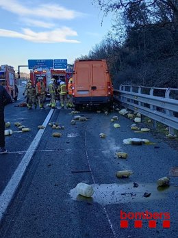 Imatge del carril tallat en el quilmetre 110 de l'AP-7 a Vallgorguina (Barcelona) per un accident sense ferits entre un camón i una furgoneta