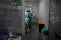 Andalucía sigue bajando la cifra de hospitalizados por Covid hasta 2.187 y los ingresados en UCI suben cinco hasta 228