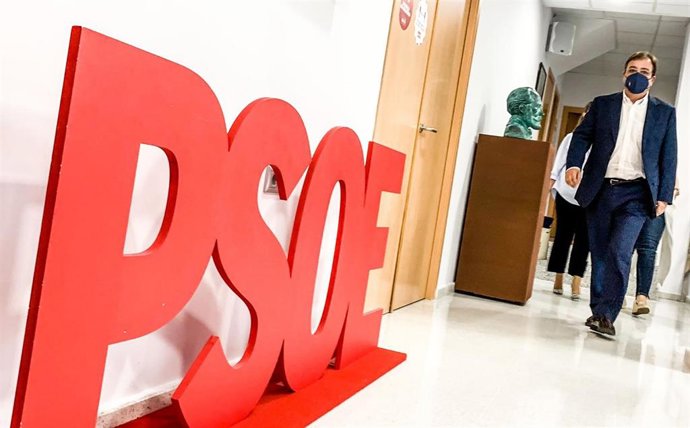 Archivo - El secretario general del PSOE extremeño, Guillermo Fernández Vara, en la sede regional del partido