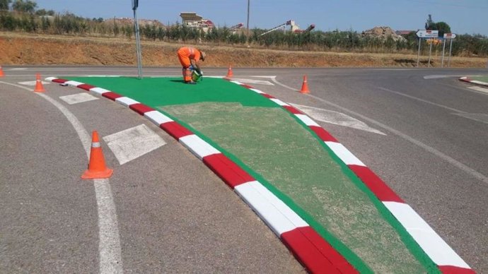 Repintado de una carretera extremeña.
