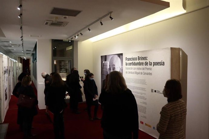La exposición itinerante sobre Francisco Brines llega al Instituto Cervantes de Burdeos con documentos inéditos